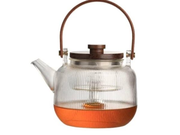 Théière avec support en bois.